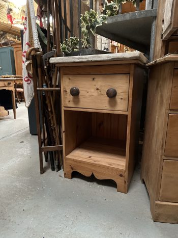 Bathroom sink stand