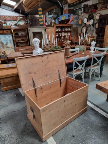 Beautiful Pine Blanket Box - Image 2