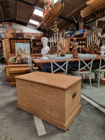 Beautiful Pine Blanket Box - Image 3