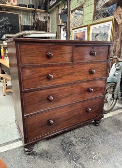Mahogany chest of drawers