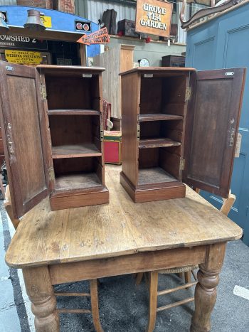 Pair of mahogany bedsides - Image 2