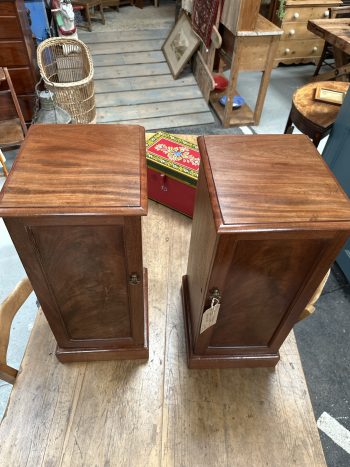 Pair of mahogany bedsides - Image 3