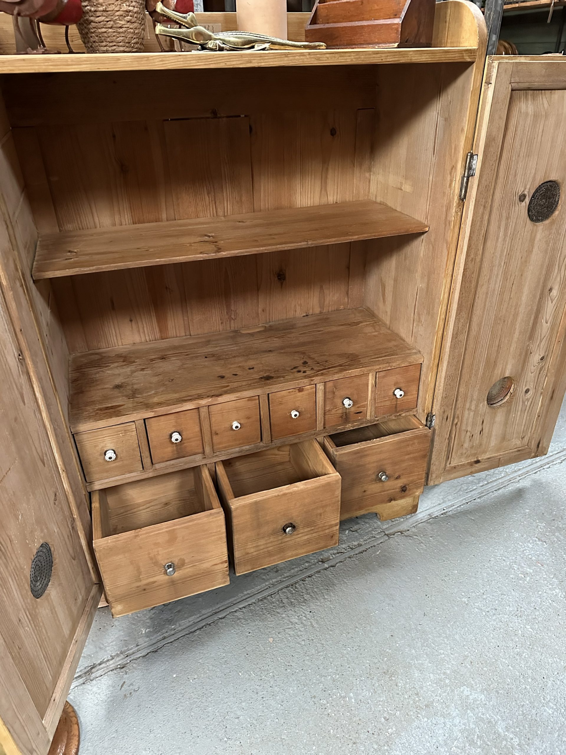 Continental two door pine cupboard - Image 5