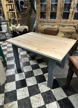 Plain Jayne table