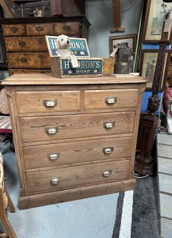 Pine chest of drawers