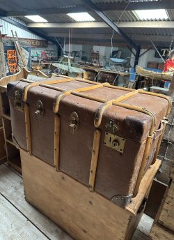 D R bentwood steamer travel trunk check this description