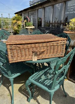 Wicker hamper/basket